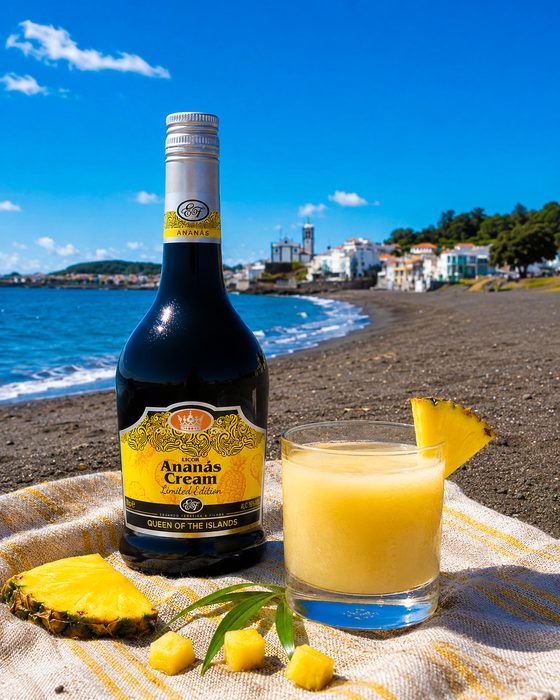 Colada Cremosa servida em copo baixo com ananás, na Praia das Milícias