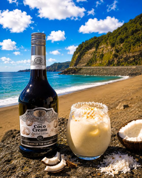 Coco Colada Cream com rebordo de coco ralado, na Praia de Água d'Alto