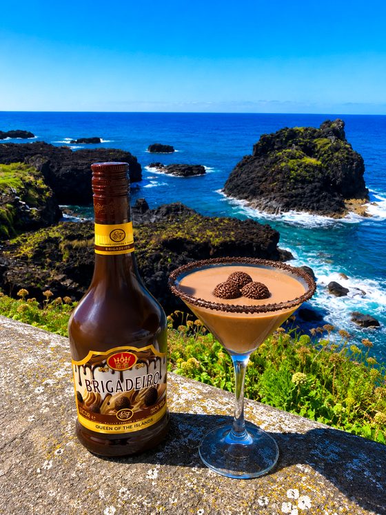Brigadeiro Martini com rebordo de granulado de chocolate, na Ponta da Galera